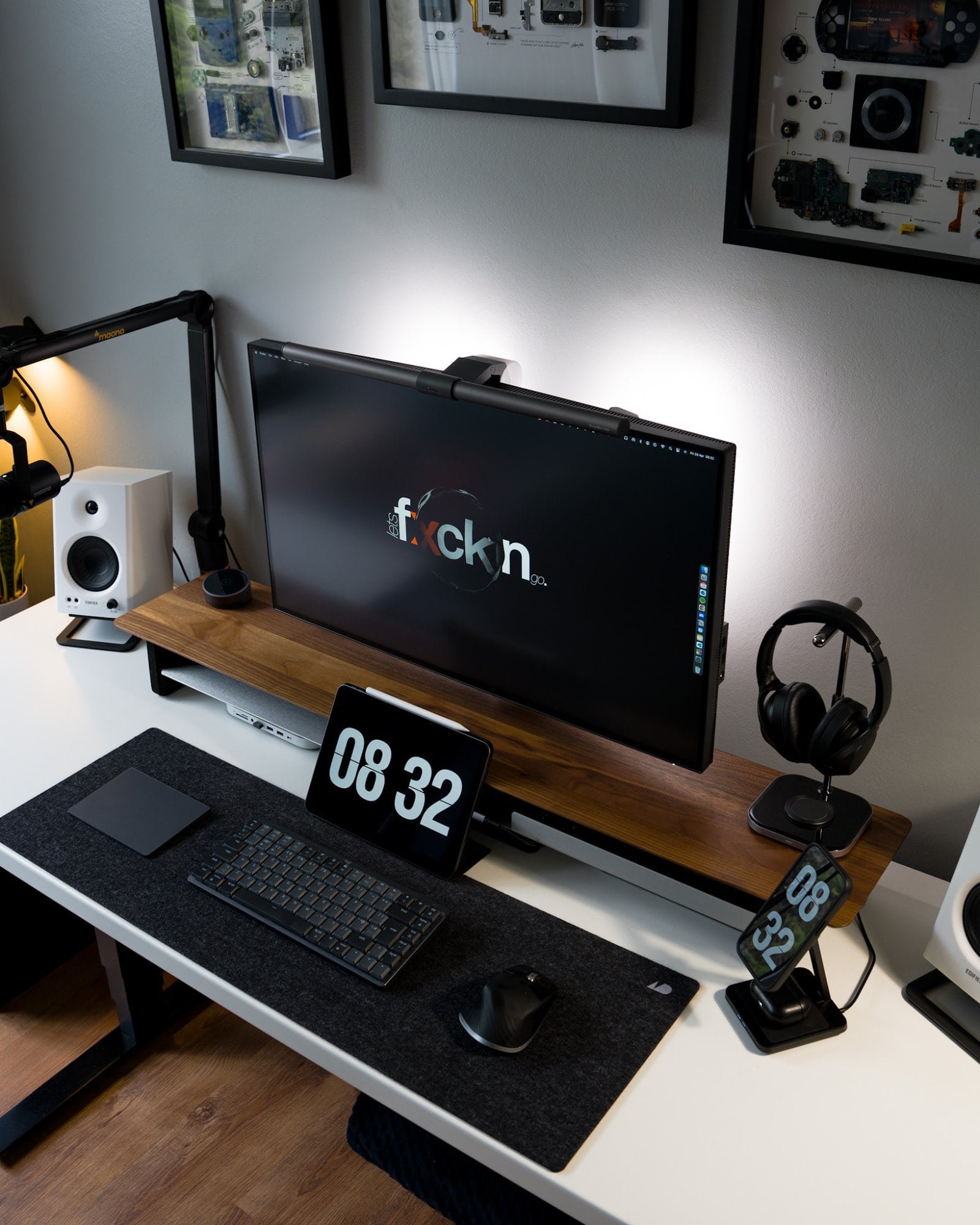 asher mitilinakis desk setup 05